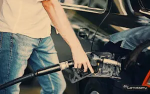 De l’essence a coulé sur ma voiture, je fais quoi ?
