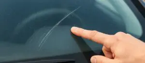 Rayure sur une vitre de voiture : comment l&rsquo;enlever et la réparer ?
