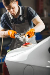 Artisan en carrosserie en train d