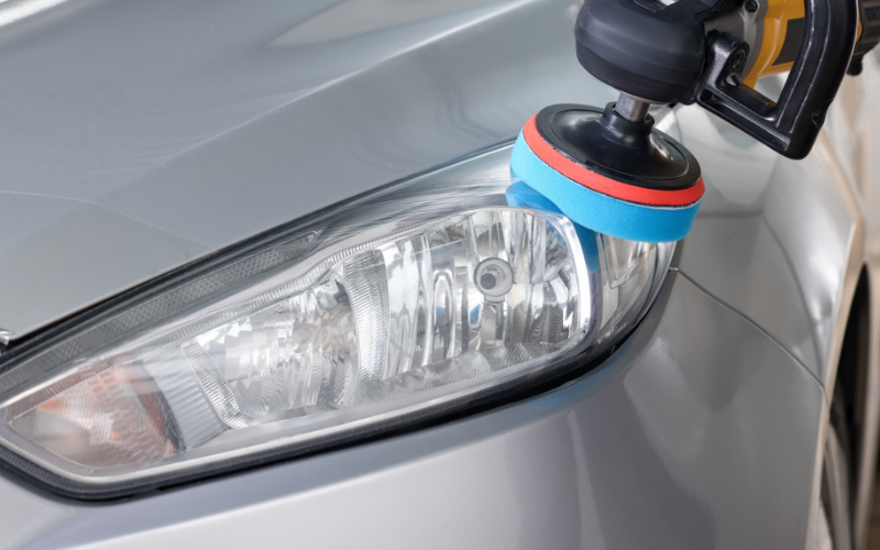 Polissage d'un optique de phare de voiture jauni par un carrossier
