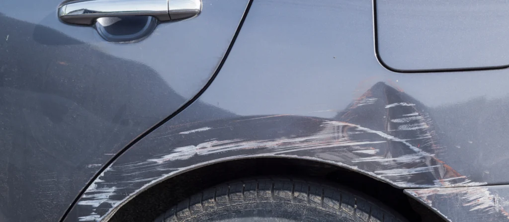 Rayure sur portière de voiture de courtoisie